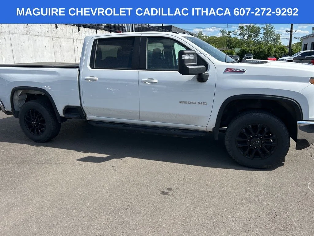 Used 2025 White Chevrolet LT image 3