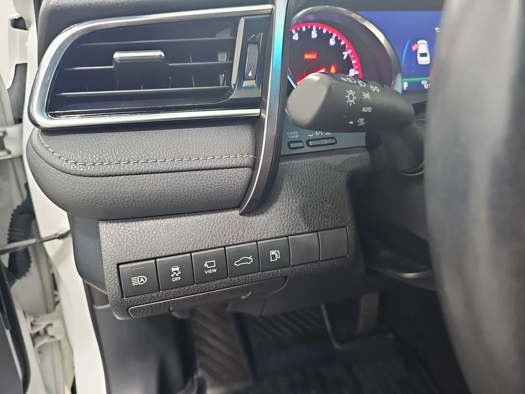 Used 2018 Beige Toyota XSE V6 image 27