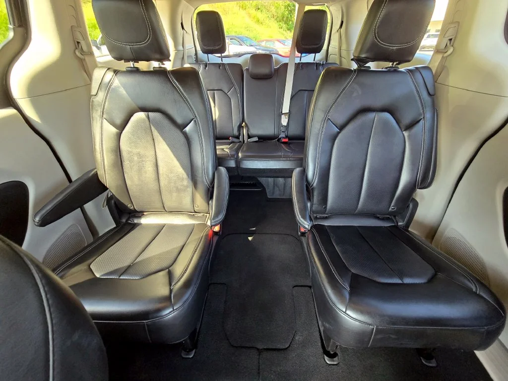 Used 2024 Black Chrysler Touring L image 43