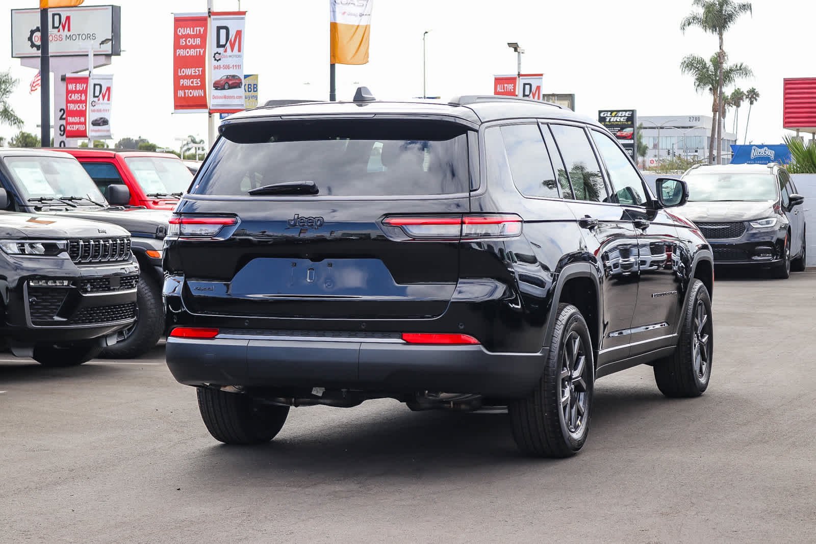 New 2027 High-Gloss Black Paint Jeep Laredo Altitude image 4