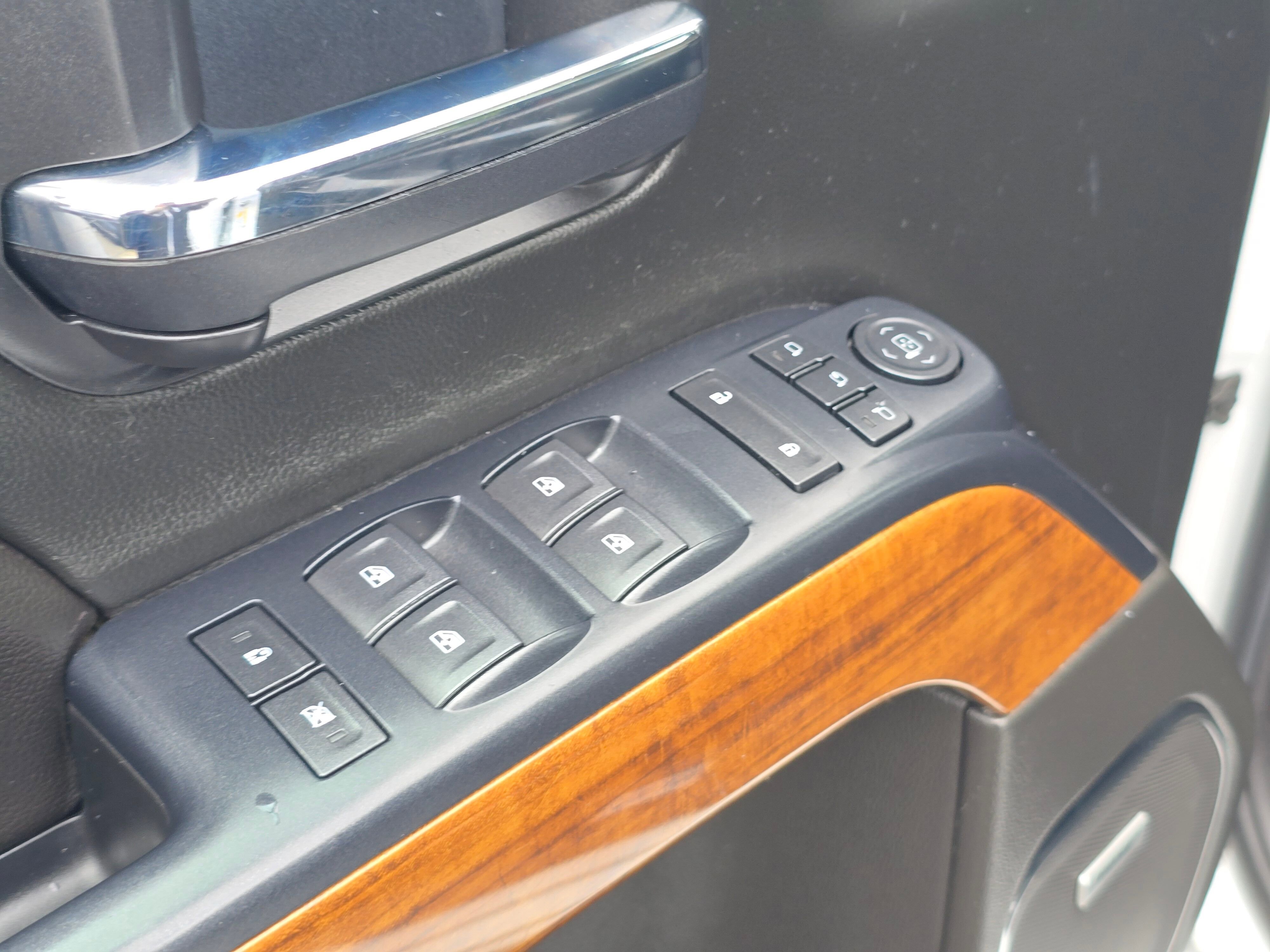 Used 2018 IRIDESCENT PEARL TRICOAT Chevrolet High Country image 24