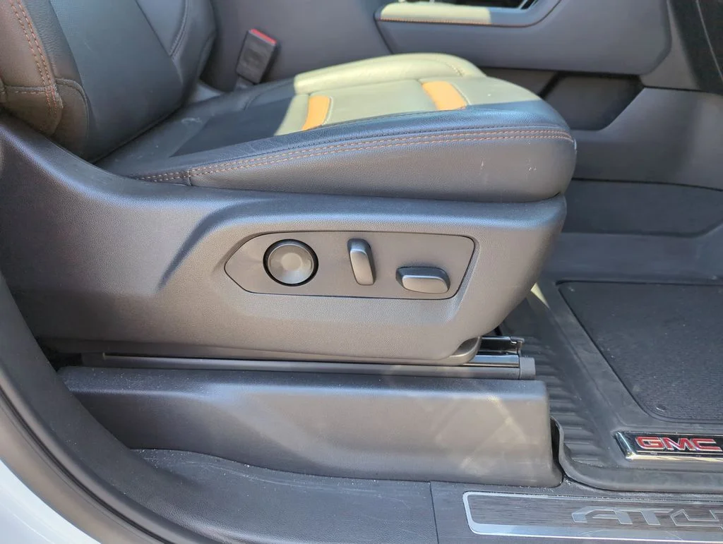 Used 2025 White GMC AT4 image 38