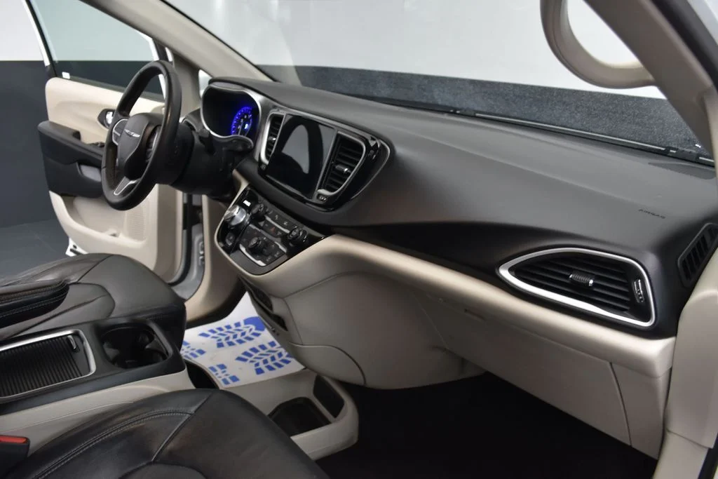 Used 2022 White Chrysler Touring L image 24