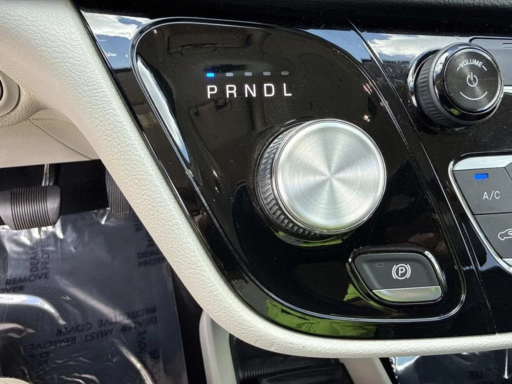 Used 2018 White Chrysler Touring L image 31