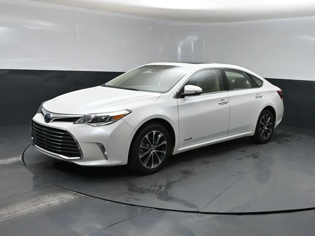 Used 2018 Blizzard Pearl Toyota XLE Premium image 5