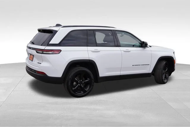 Used 2025 White/off-white Jeep Limited image 4