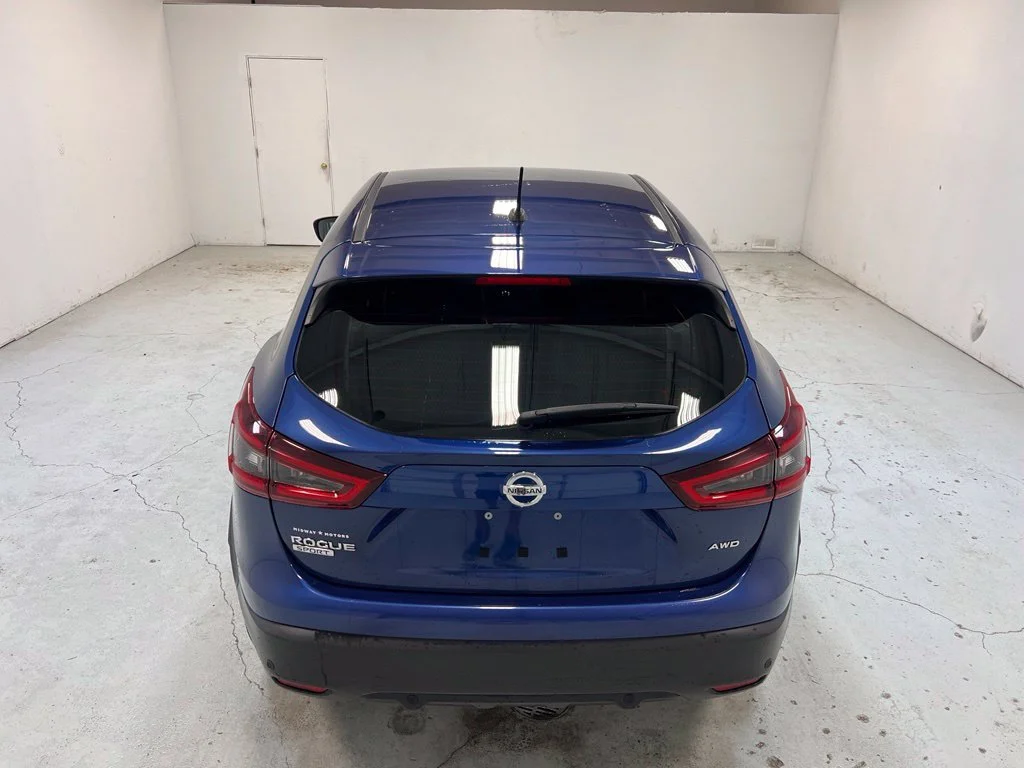 Used 2022 Blue Nissan S image 4
