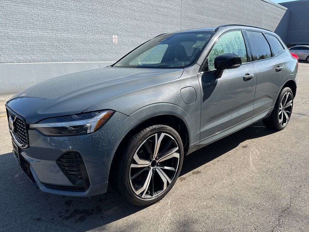 2024 Volvo XC60 T8 Ultimate Dark Theme AWD's photo
