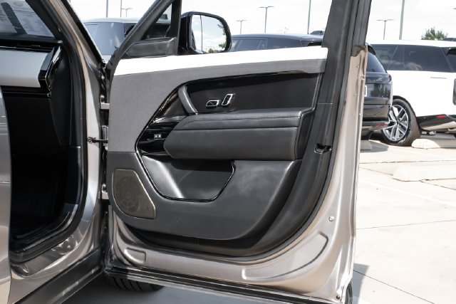 Certified Used 2024 Flux Silver SV Bespoke Ultra Metallic Gloss Land Rover SV Edition One Flux Silver image 57