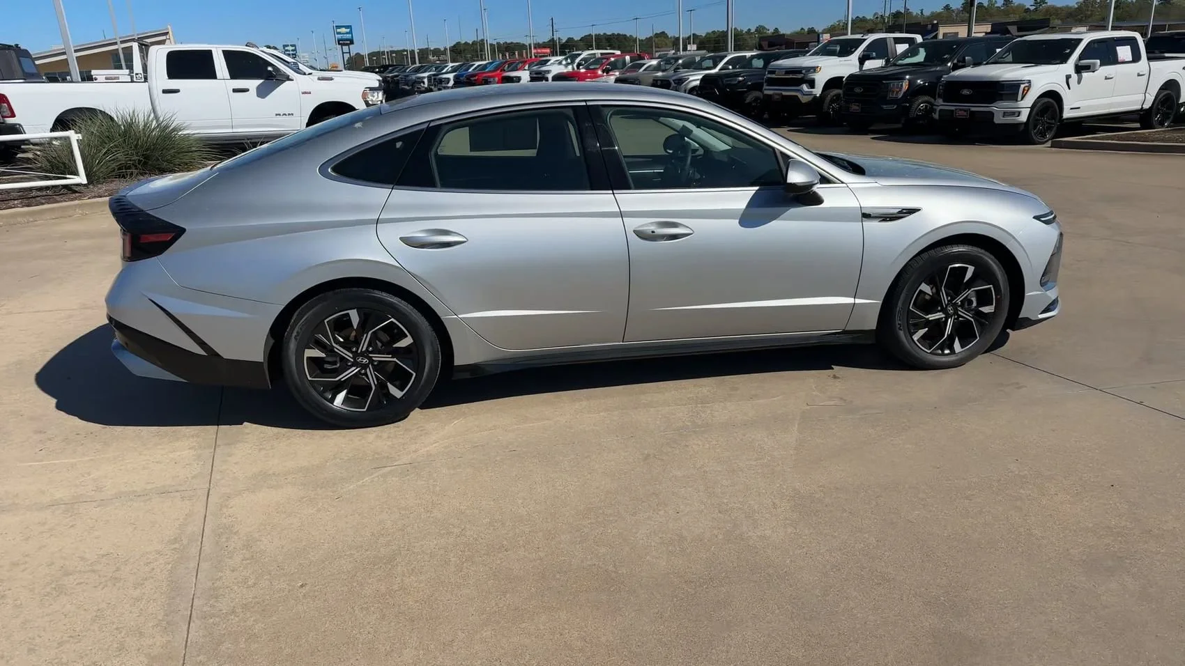 Used 2025 Aero Silver Hyundai SEL image 2