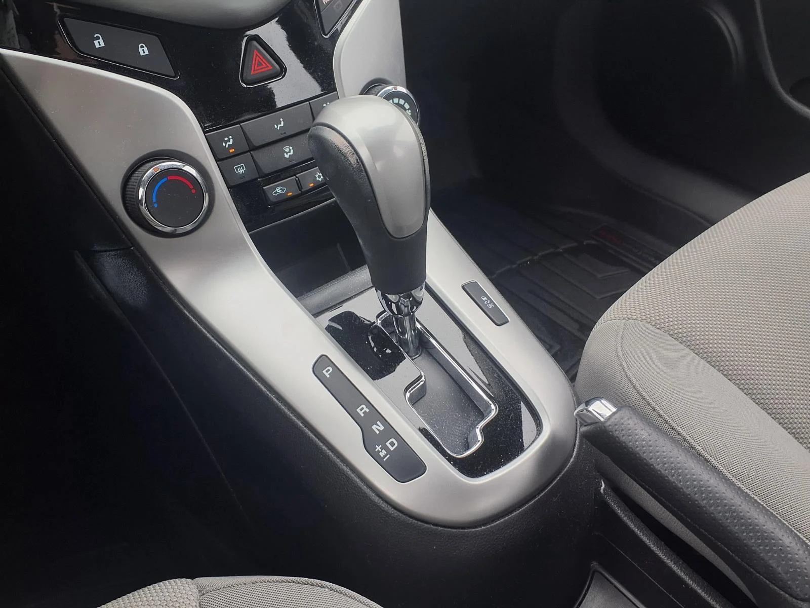 Used 2014 Silver Ice Metallic Chevrolet 1LT image 9