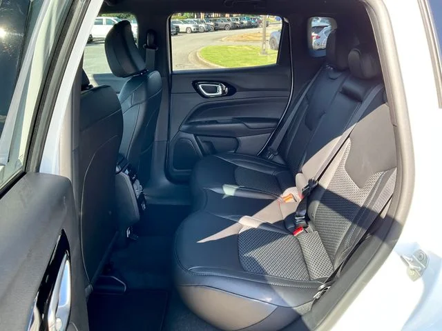 New 2026 Bright White Clearcoat Jeep Latitude image 22