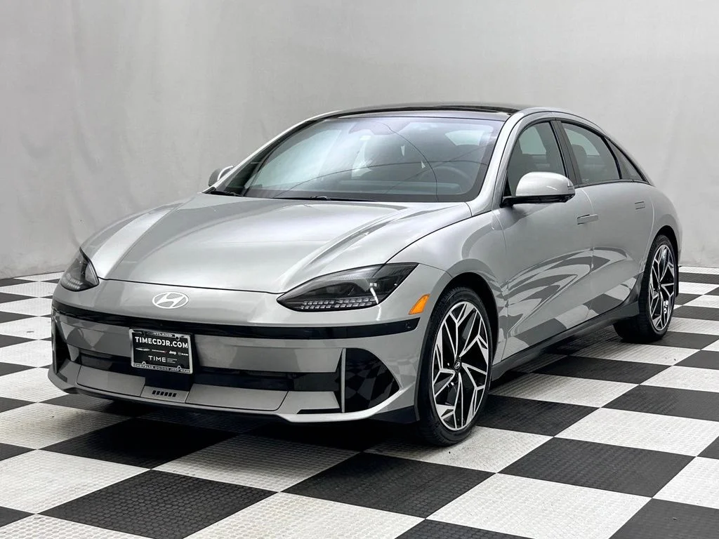 Used 2023 Silver Hyundai Limited image 4