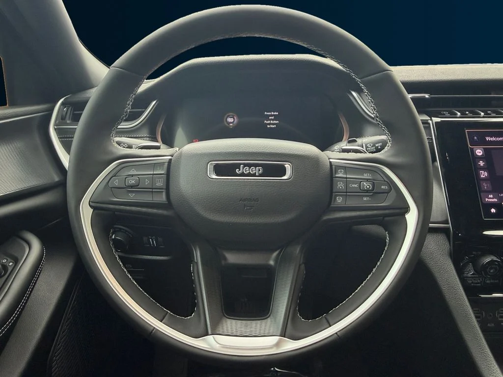 Used 2025 White Jeep Altitude image 13
