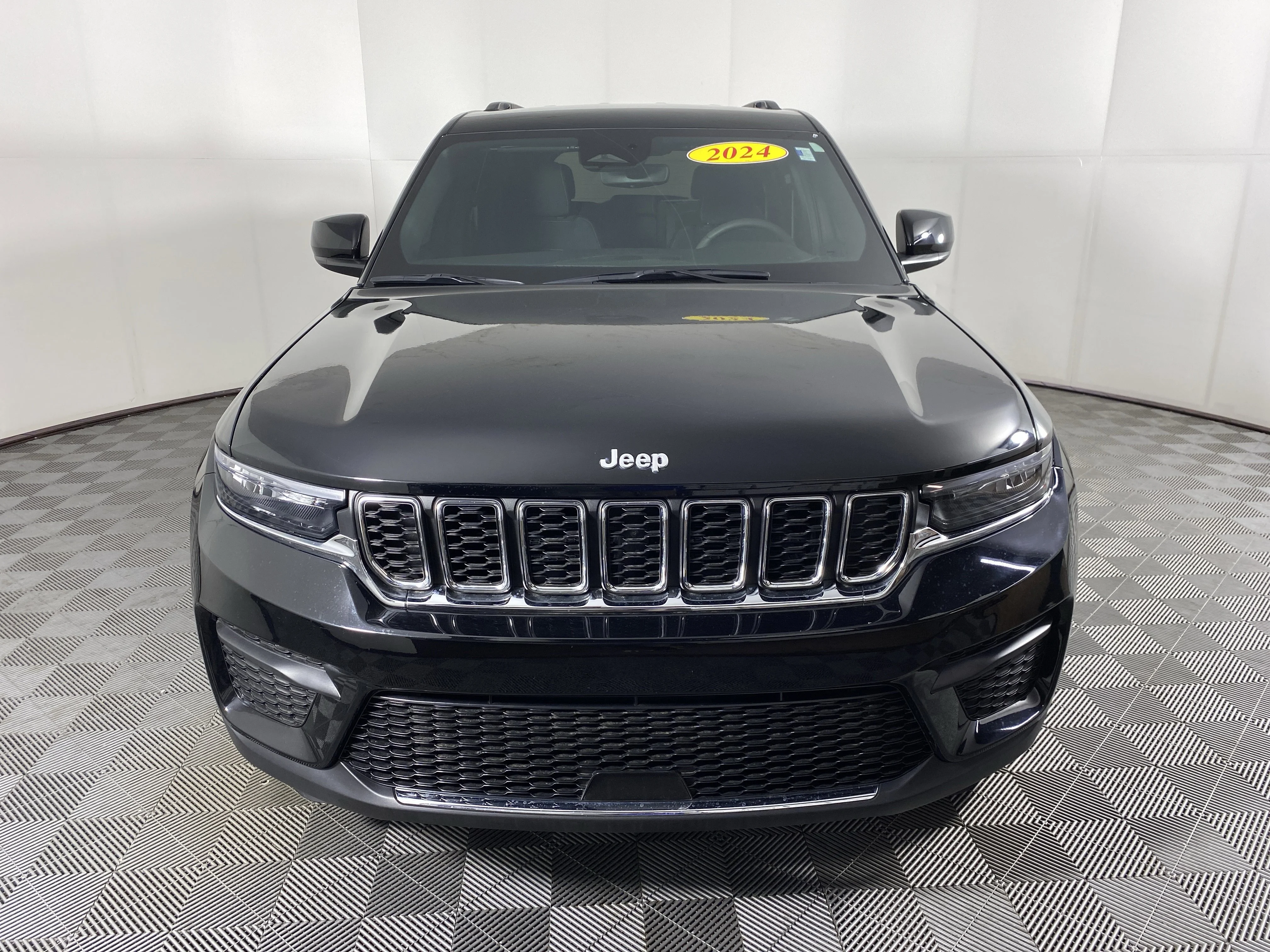 Used 2024 Diamond Black Crystal Pearlcoat Jeep Laredo image 11