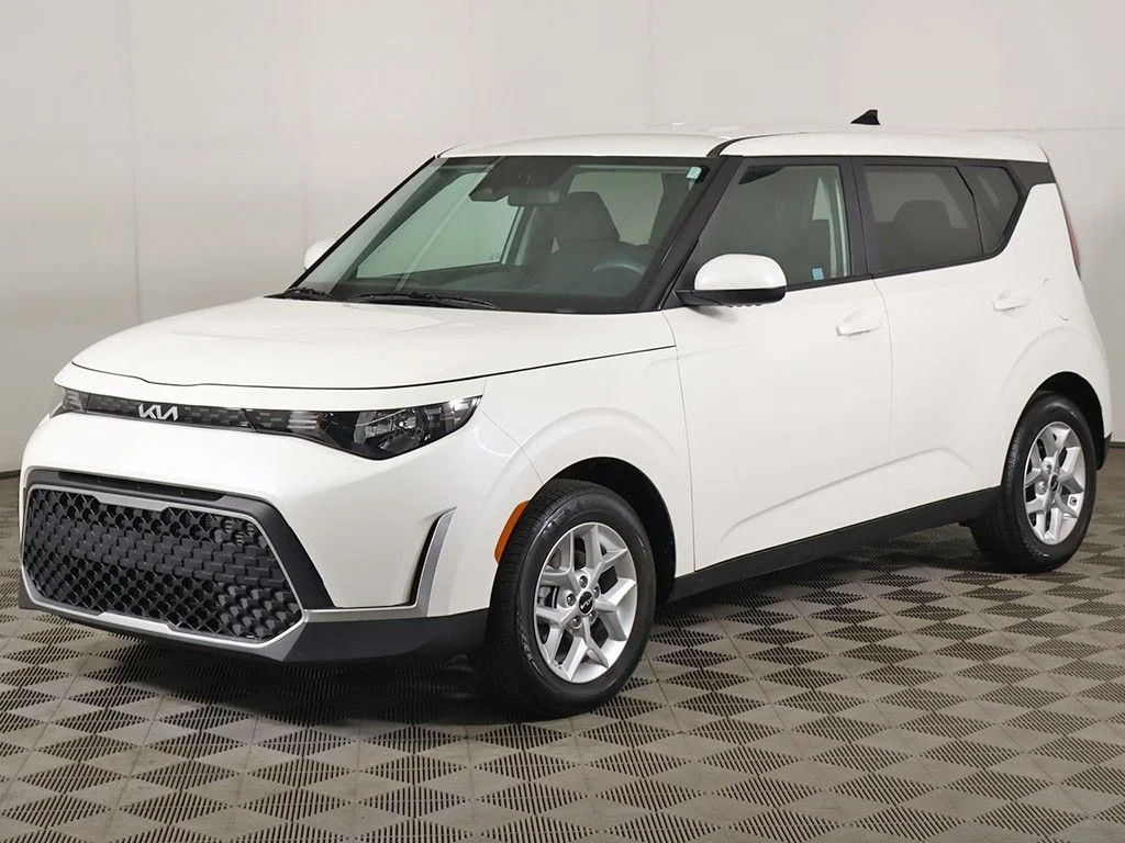Used 2024 White Kia LX image 7