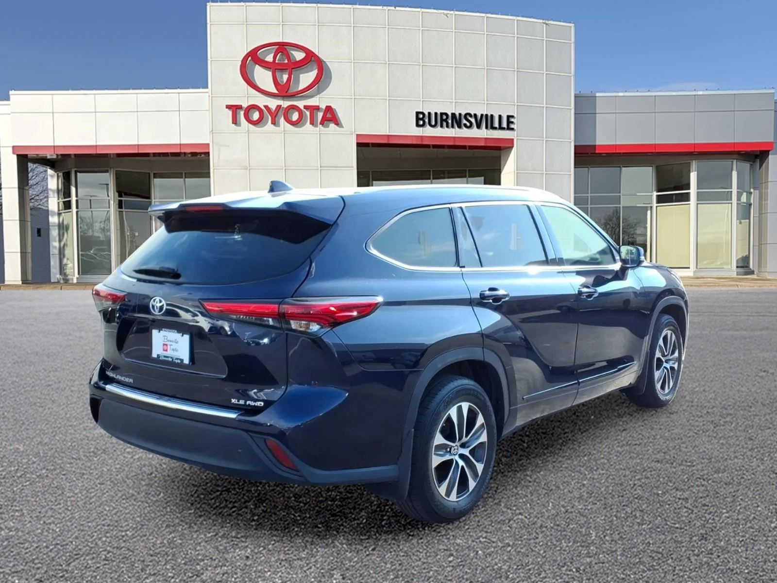 Certified Used 2022  Toyota XLE image 3