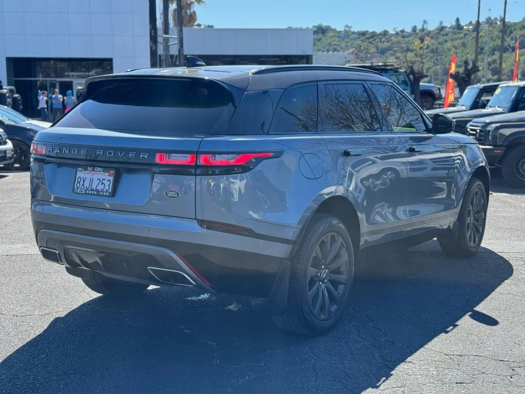 Used 2019 Byron Blue Metallic Land Rover SE R-Dynamic image 9