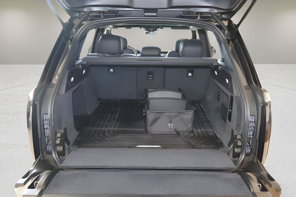 New 2025 Carpathian Grey LAND ROVER SE image 12