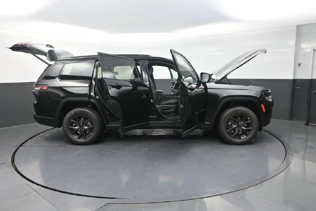 New 2027 High-Gloss Black Paint Jeep Laredo Altitude image 37