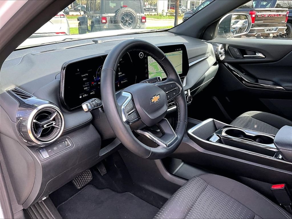 Used 2025 White Chevrolet LT image 8