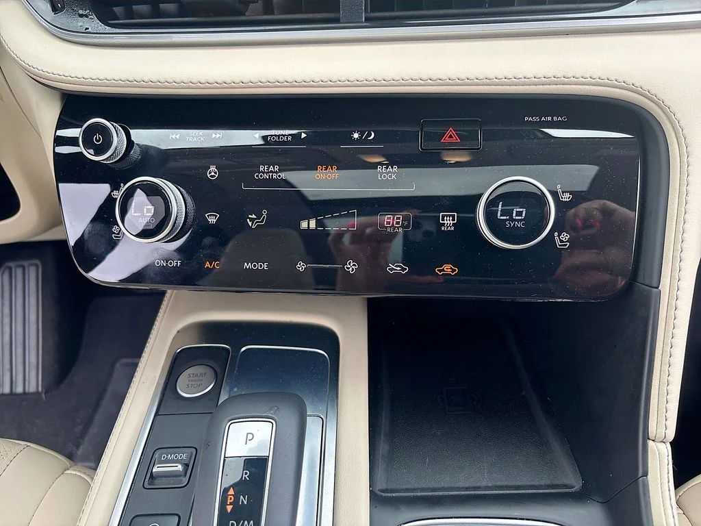 Used 2025 White INFINITI LUXE image 34