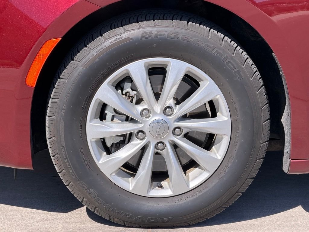 Used 2018 Red Chrysler Touring Plus image 12