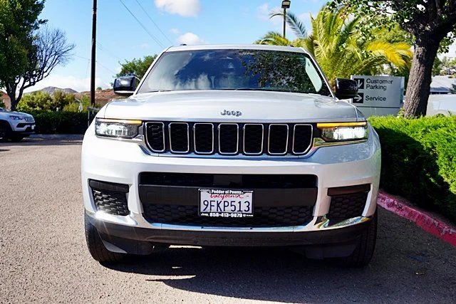 Used 2023 Silver Jeep Laredo image 4
