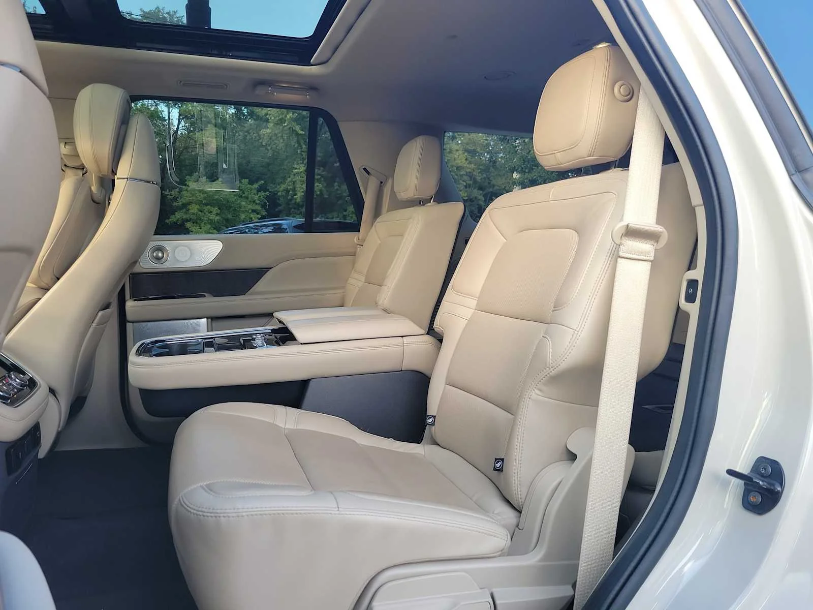Used 2020 White Lincoln Reserve image 11