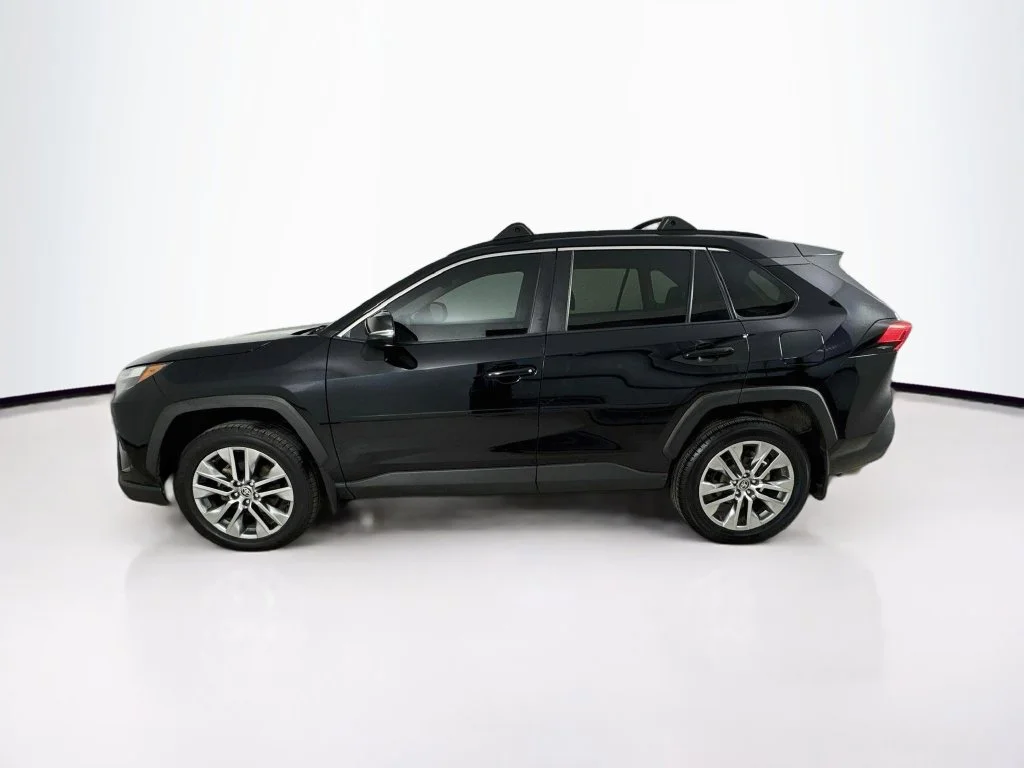 Used 2022 Midnight Black Metallic Toyota XLE Premium image 4