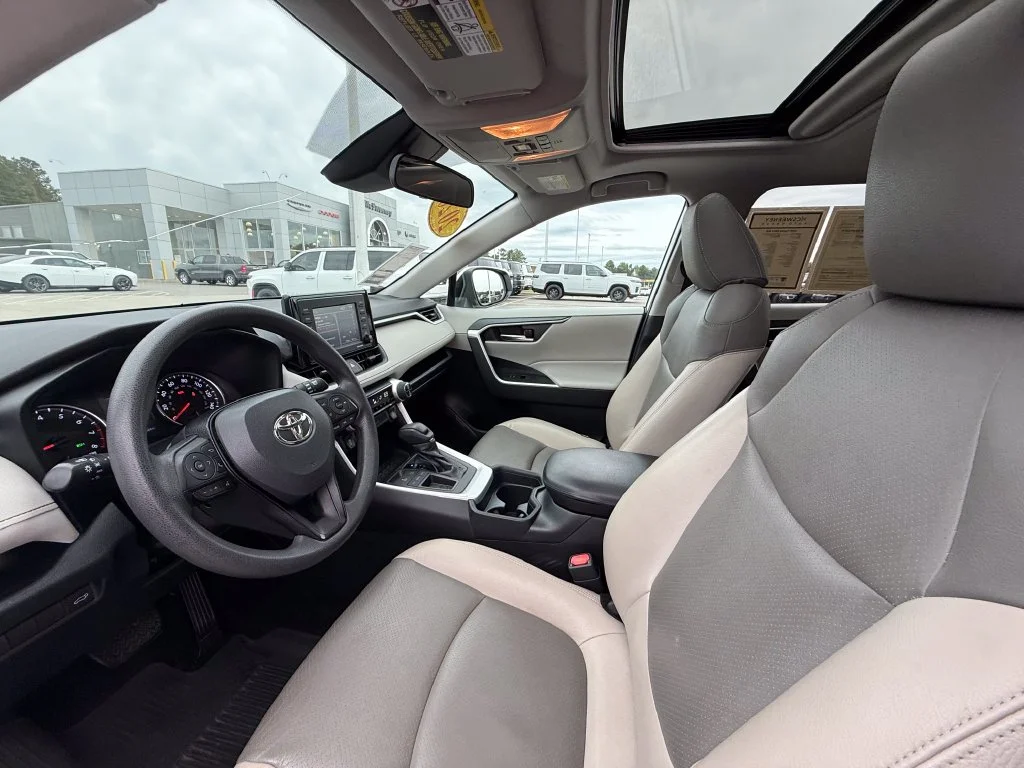 Used 2020 White Toyota XLE image 21