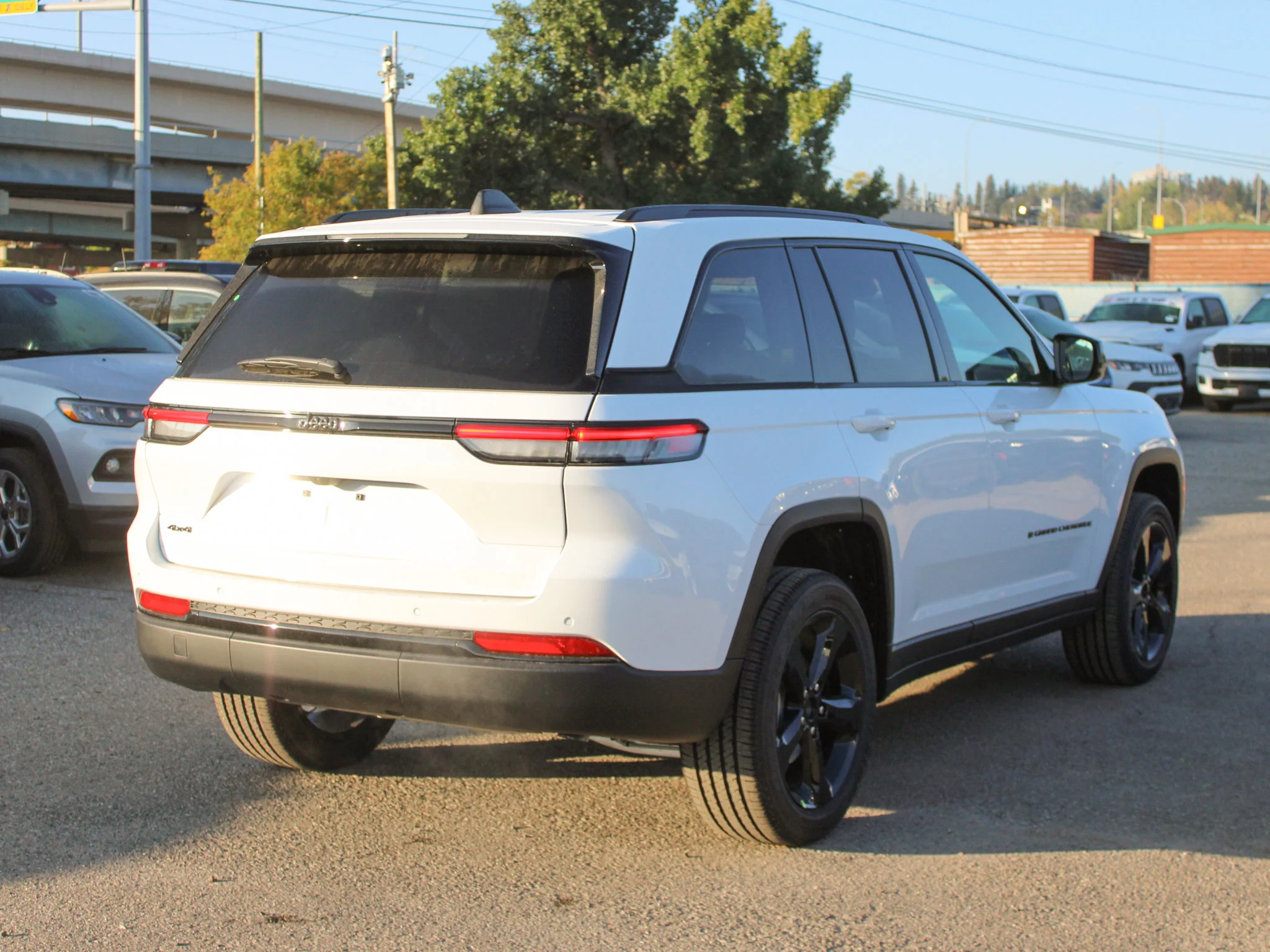 New 2025 White Jeep Altitude* 4x4, Sunroof, Trailer Tow Pkg, Remote Start image 5