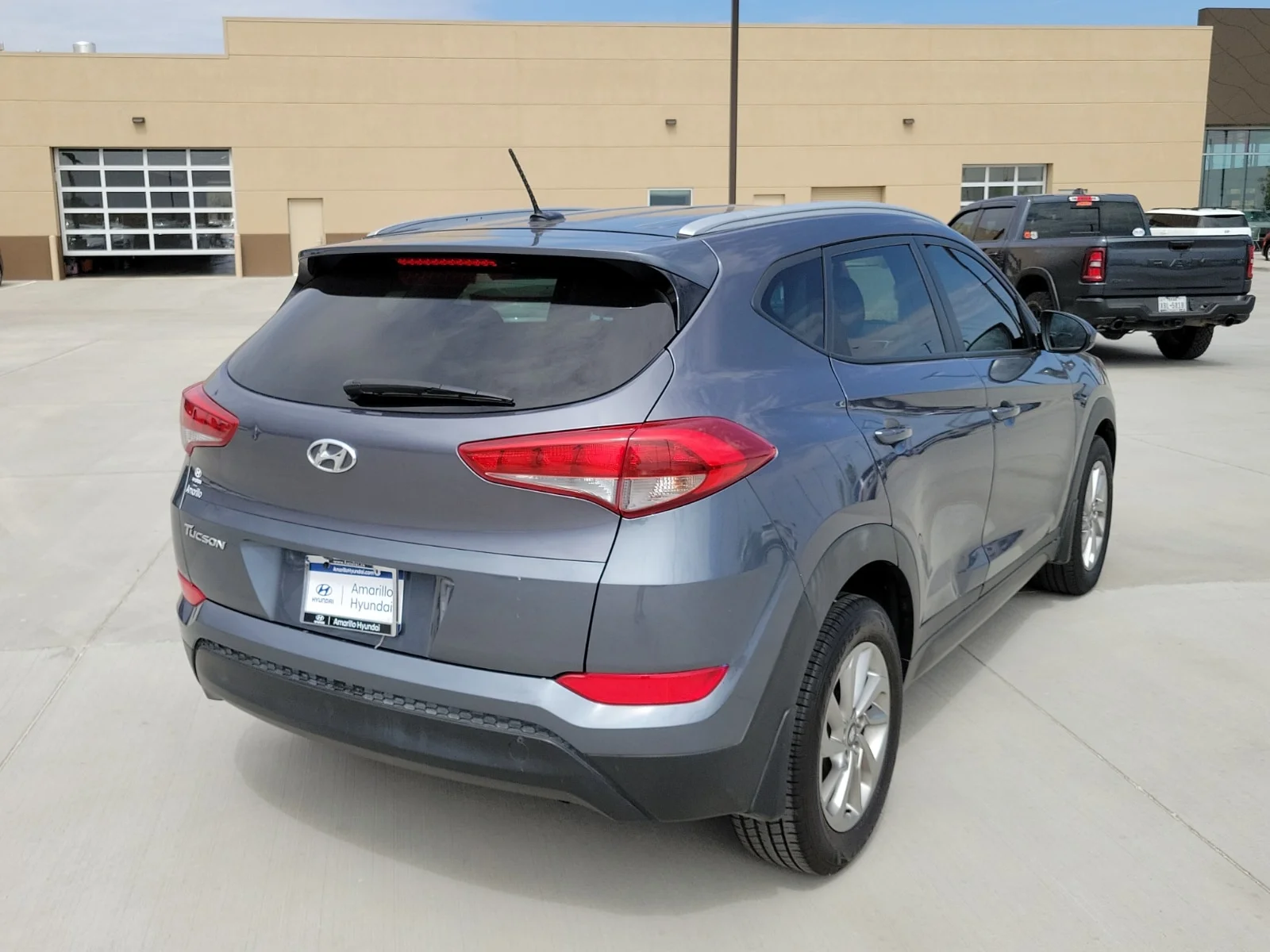 Used 2016 Coliseum Gray Hyundai SE image 4