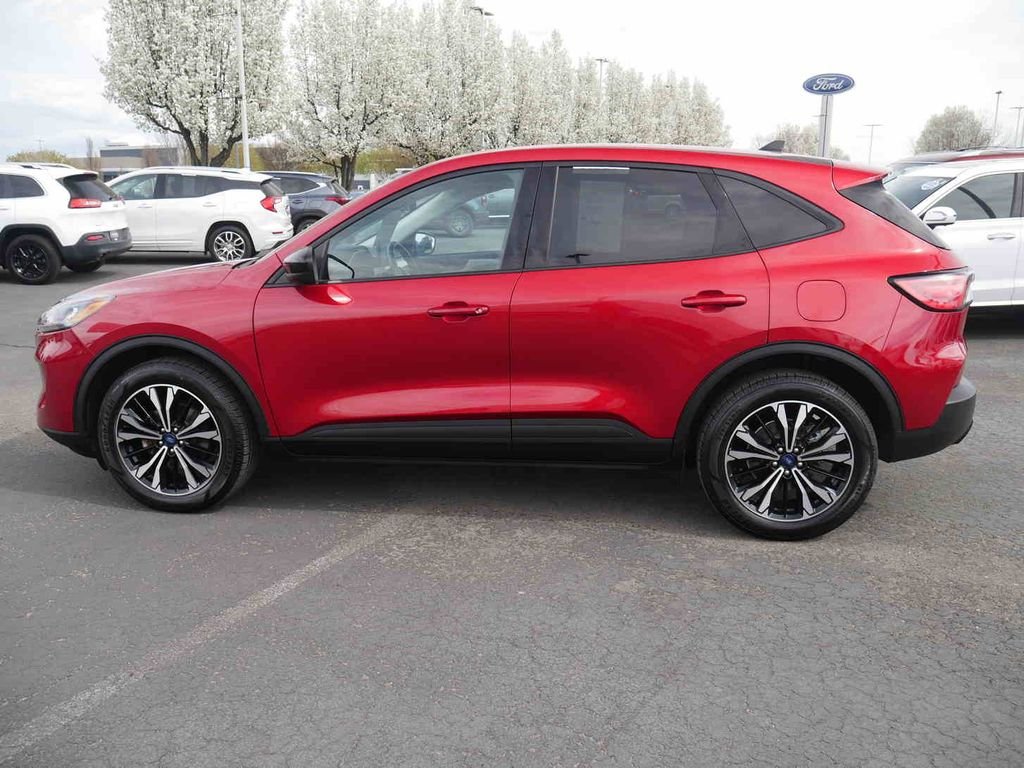 Used 2022 Red Ford SE image 14