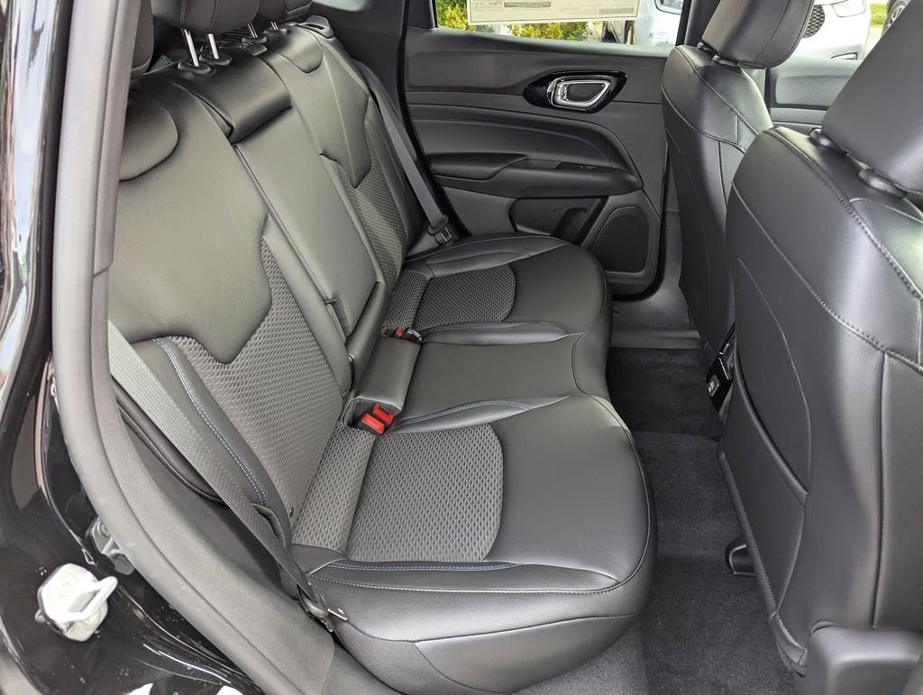 New 2026 Diamond Black Crystal Pearl-Coat Exterior Paint Jeep Latitude image 31