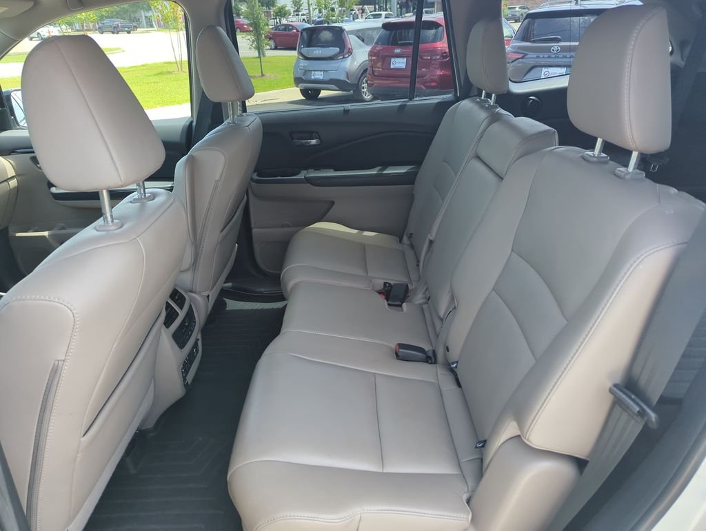Used 2017  Honda Touring image 30