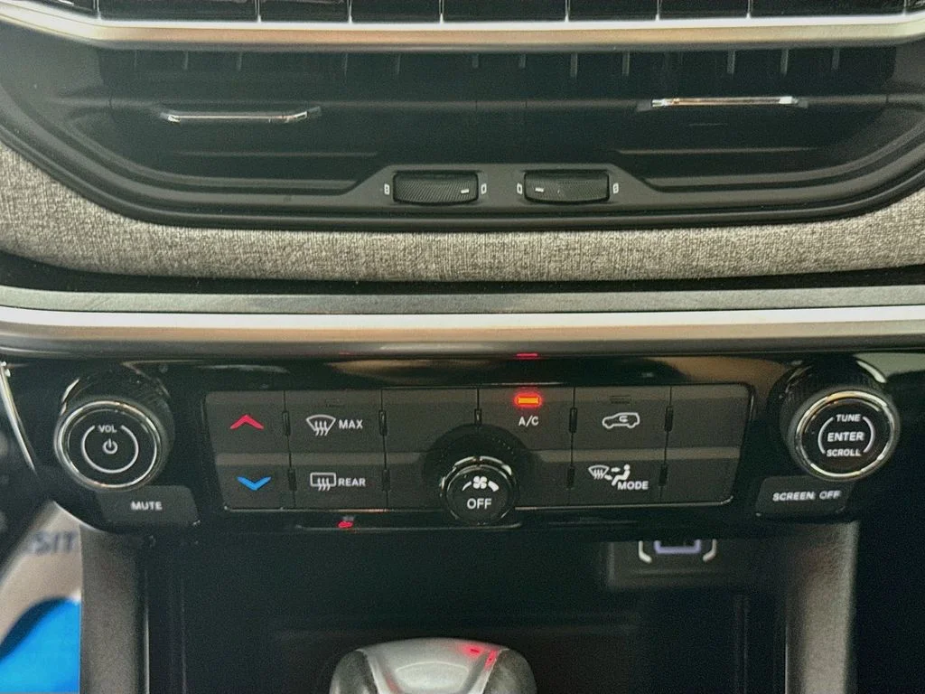 Used 2025 Blue Jeep Latitude image 18
