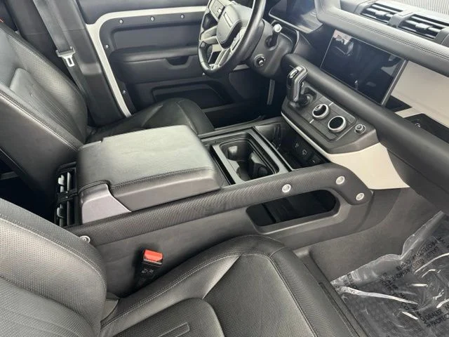 Used 2022 White Land Rover X-Dynamic HSE image 21