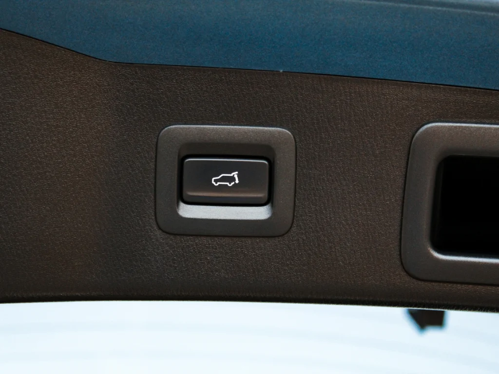 Used 2018 Eternal Blue Mica Mazda Grand Touring image 29