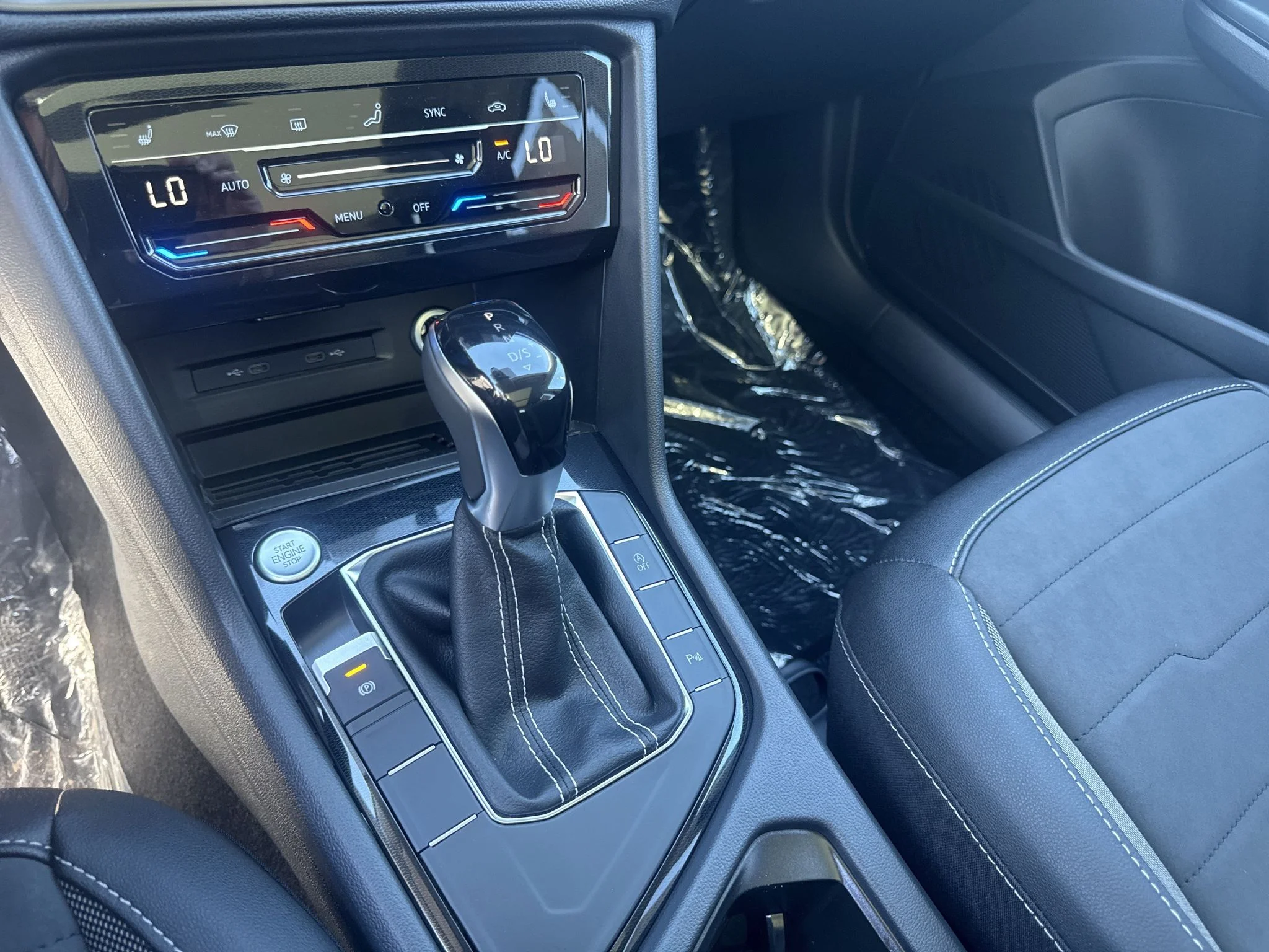 New 2027 Monument Gray w/Deep Black Roof Volkswagen SE Black image 28