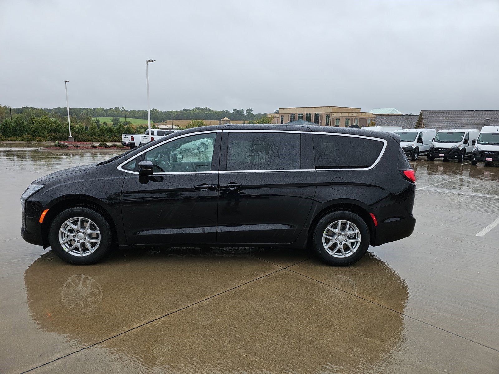 New 2027 Diamond Black Crystal Pearlcoat Chrysler Select image 2