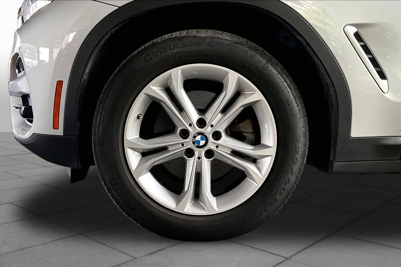 Used 2020 Glacier Silver Metallic BMW sDrive30i image 10