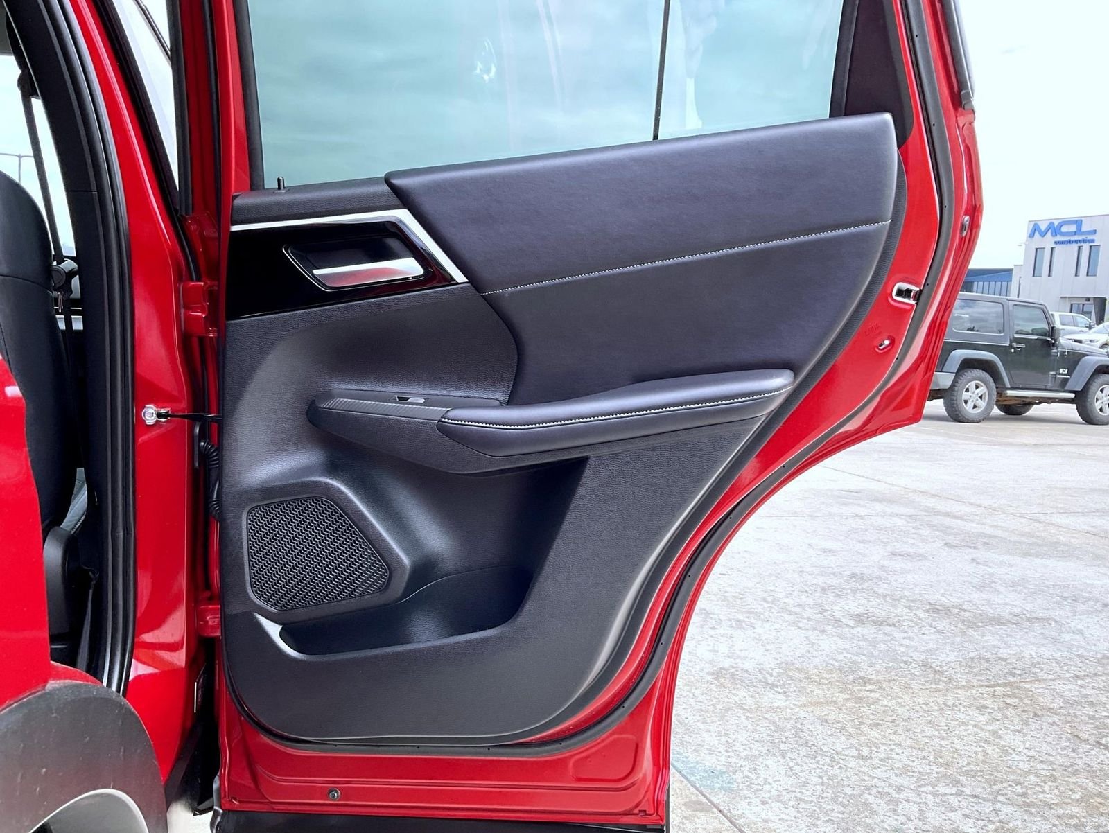Used 2023 Red Mitsubishi SE image 18