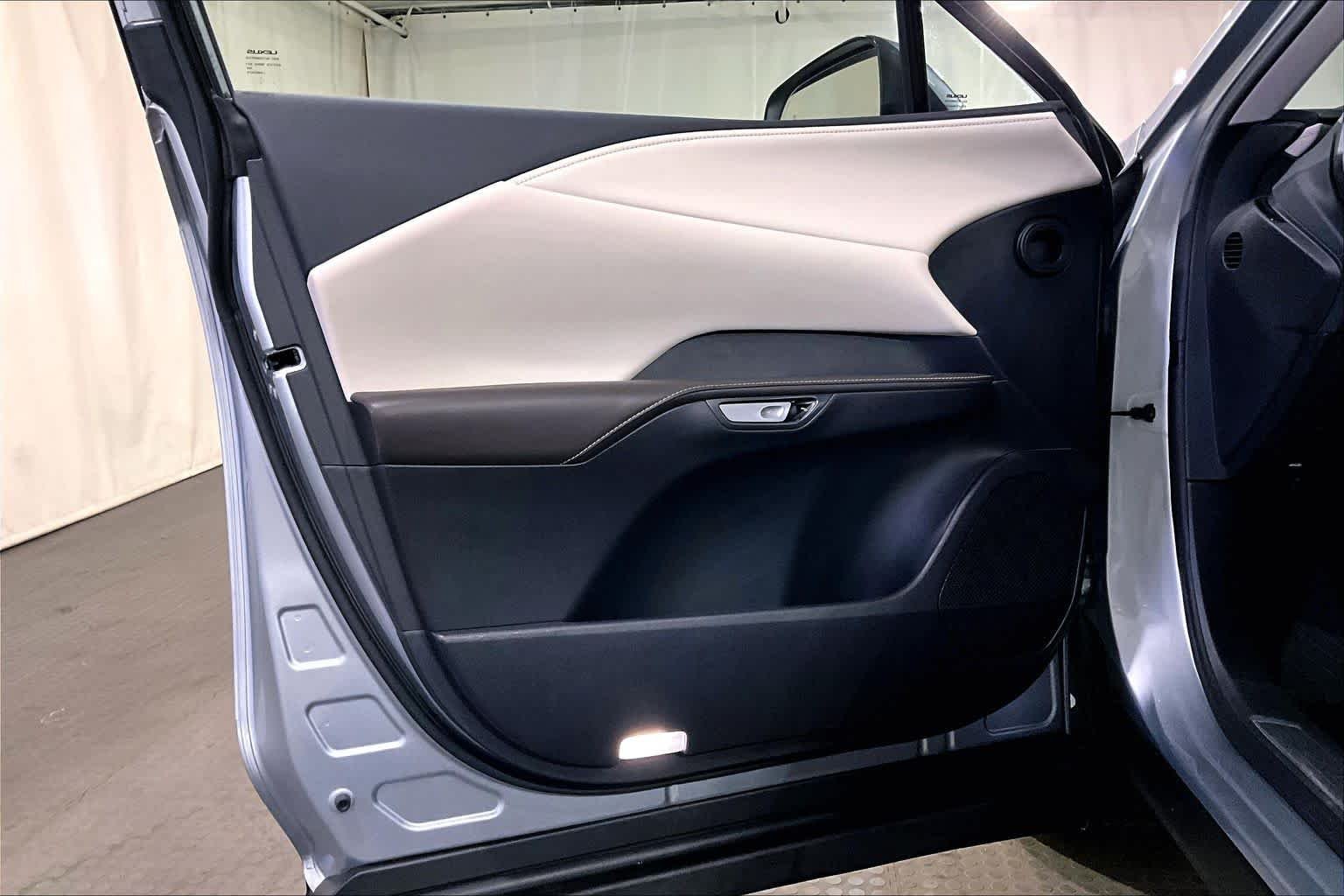 Used 2024 Iridium Lexus Premium image 32