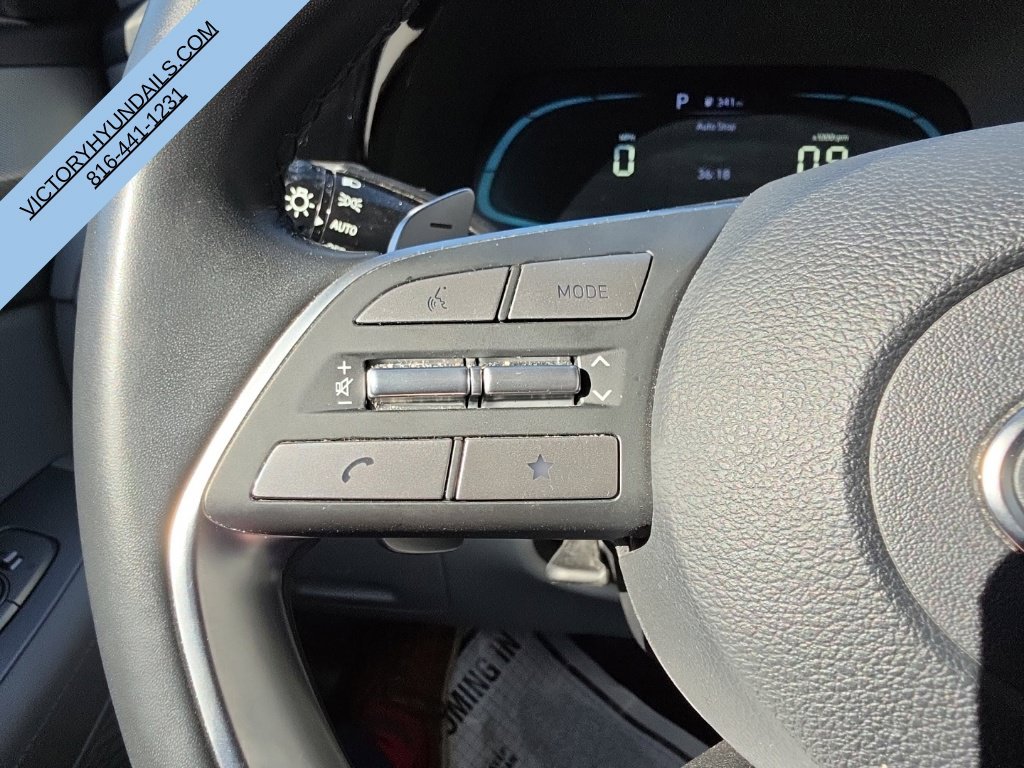 Used 2025 White Hyundai SEL image 23