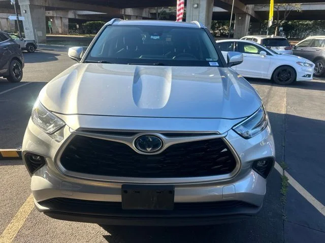 Used 2021 Silver Toyota XLE image 8