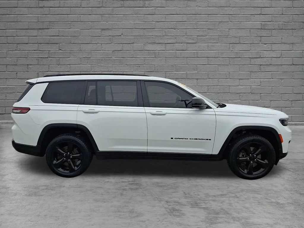 Used 2023 Bright White Clearcoat Jeep Altitude image 13
