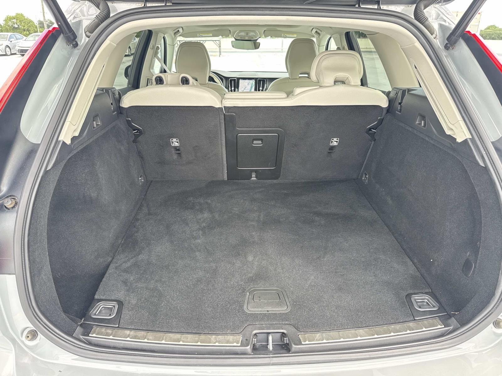 Used 2024 Vapour Grey Metallic Volvo Plus Dark Theme image 7