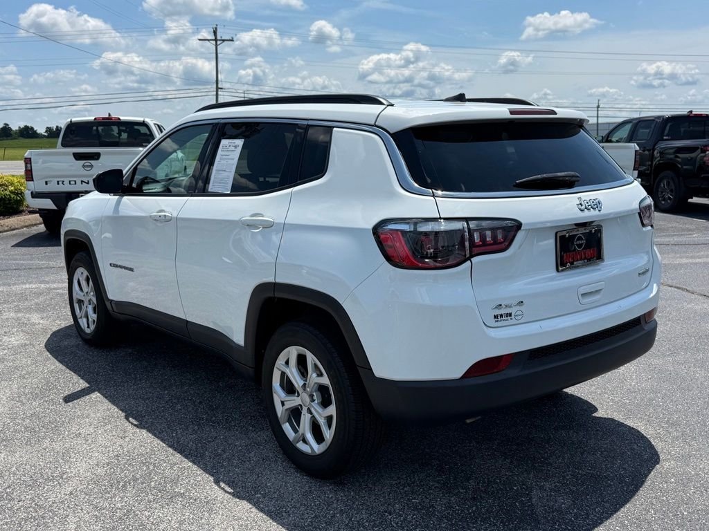 Used 2024 White Jeep Latitude image 37
