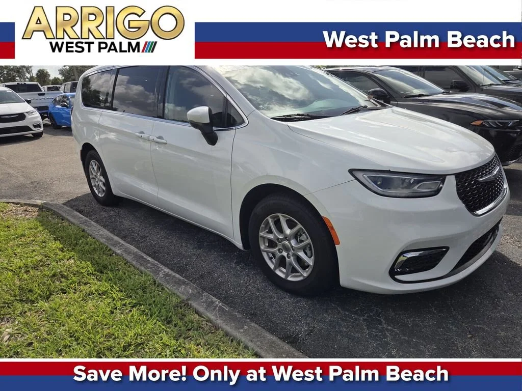 2023 Chrysler Pacifica Touring L's photo